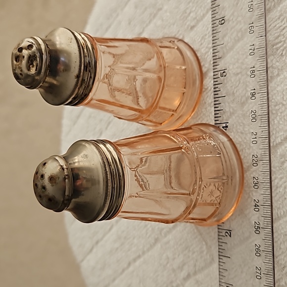 Doric Pattern Depression Glass Pink Salt and Pepper Shakers - Picture 5 of 6